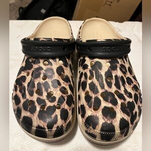 CROCS Leopard Print Clogs - Black and Tan size 10 GUC
